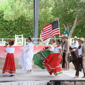 Danse traditionnel dans les habits de la culture mexicaine