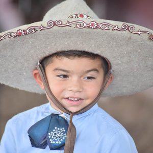 Enfant qui porte l'habit mexicain traditionnel